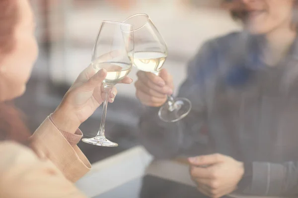 Gente che brinda con champagne — Foto Stock