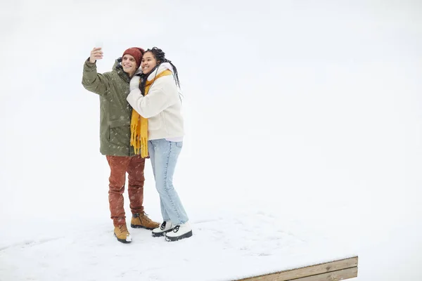 Selfie portret pary w zimie — Zdjęcie stockowe