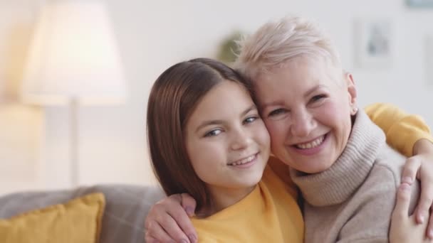 Inclinação Peito Para Cima Retrato Feliz Menina Caucasiana Anos Avó — Vídeo de Stock