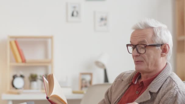 Abuelo Caucásico Pelo Gris Gafas Sentado Sofá Casa Con Una — Vídeos de Stock