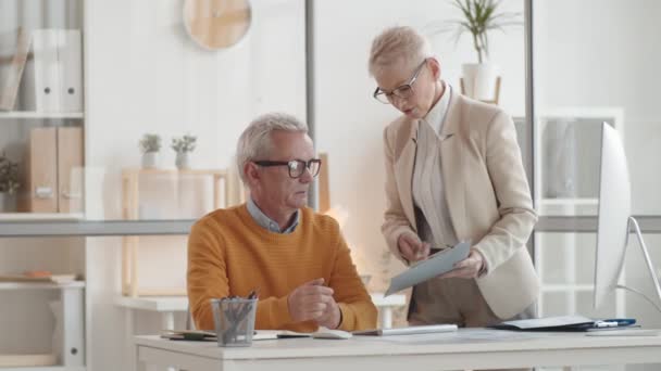 Midjan Upp Skott Senior Kaukasisk Affärsman Som Arbetar Dator Kontoret — Stockvideo