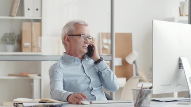 Pengusaha Senior Duduk Meja Kantor Berbicara Telepon Pintar Memegang Pena — Stok Video