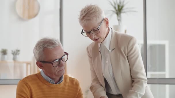 Senior Kaukasische Mannelijke Vrouwelijke Collega Die Functie Zijn Zakelijke Zaken — Stockvideo