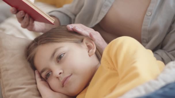 Linda Chica Caucásica Feliz Mujer Mediana Edad Descansando Juntos Sofá — Vídeo de stock