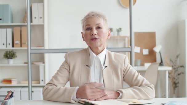 Dojrzała Biała Kobieta Krótkimi Siwymi Włosami Garniturze Biznesowym Białej Bluzce — Wideo stockowe