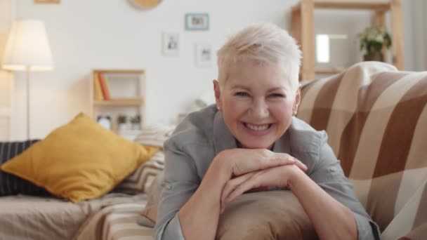 Bröstbild Härlig Leende Mogen Vit Kvinna Med Kort Grått Hår — Stockvideo