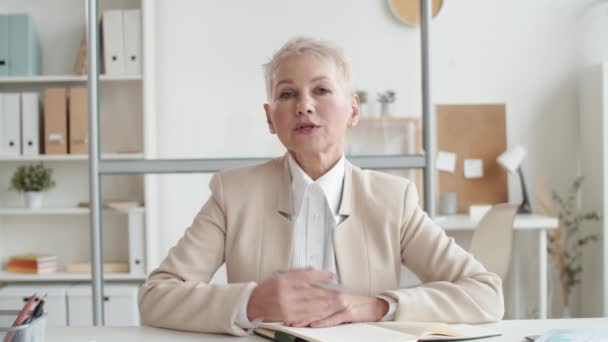 Madura Dama Caucásica Con Pelo Gris Corto Traje Negocios Blusa — Vídeos de Stock