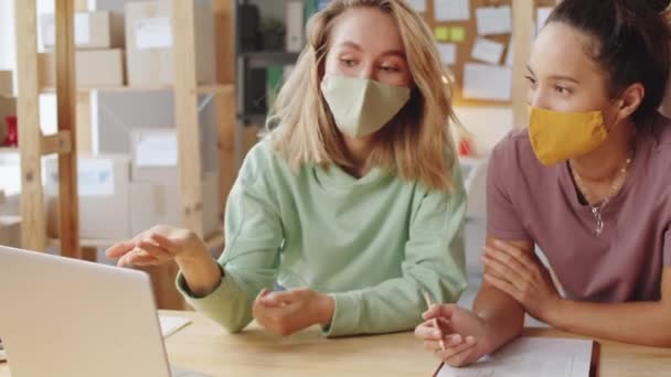 Zwei Unterschiedliche Kolleginnen Schutzmasken Diskutieren Während Der Zusammenarbeit Büro Eines — Stockvideo