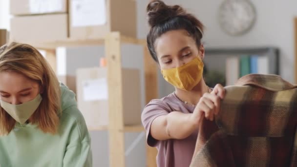 Due Colleghe Maschera Protettiva Imballano Vestiti Scatola Mentre Preparano Gli — Video Stock