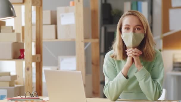 Retrato Jovem Loira Máscara Protetora Posando Para Câmera Enquanto Trabalhava — Vídeo de Stock