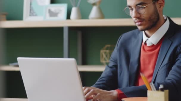 Junger Gutaussehender Geschäftsmann Gemischter Ethnischer Herkunft Nutzt Laptop Während Schreibtisch — Stockvideo