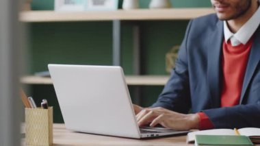 İşadamlarının dizüstü bilgisayarda yazı yazıp ofiste çalışırken not aldıkları orta bölüm görüntülerinin takibi.