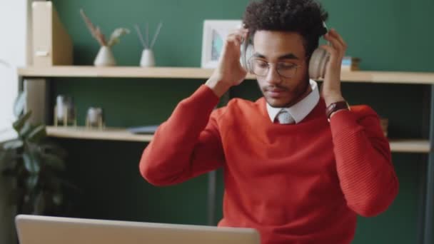 Tilt Shot Young Handsome Mixed Race Businessman Putting Wireless Headphones — Stock Video
