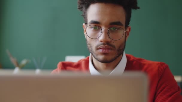 Zbliżenie Ujęcia Młodego Skoncentrowanego Biznesmena Rasy Mieszanej Pracującego Laptopie Biurze — Wideo stockowe