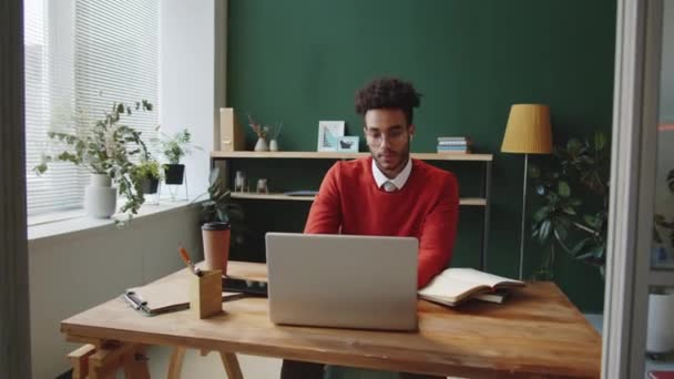Zoom Aufnahme Eines Jungen Geschäftsmannes Mit Gemischter Rasse Drahtlosen Kopfhörern — Stockvideo