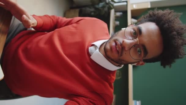 Genç Melez Adamının Kablosuz Kulaklıklarıyla Ofis Işyerinde Otururken Kolları Açık — Stok video