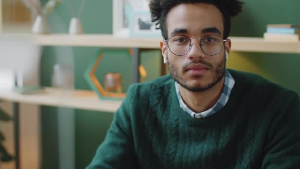 Retrato Joven Apuesto Hombre Negocios Raza Mixta Auriculares Inalámbricos Sentado — Vídeos de Stock