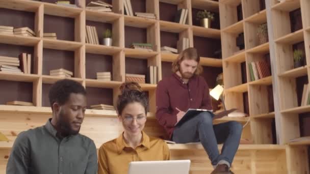 Tilting Medium Shot Creative Caucasian Girl Black Guy Sitting Together — Stock videók