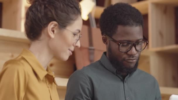 Tilting Chest Shot Young Caucasian Girl Afro American Guy Sitting — Stock videók