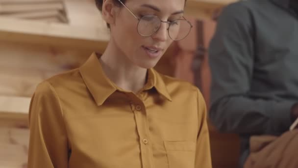 Tilting Close Shot Young Caucasian Woman Glasses Afro American Man — Stock Video