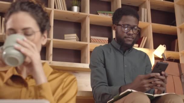 Knee Shot Focused Young African American Man Glasses Sitting Bench — Stock videók