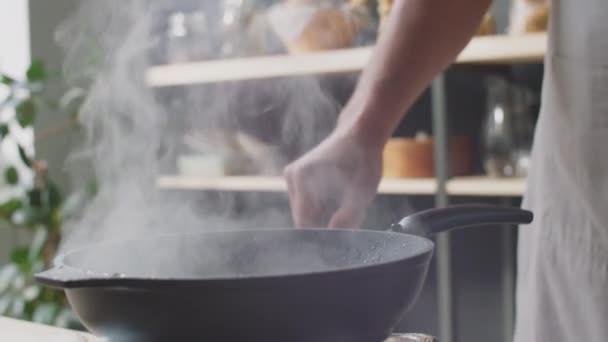 男性厨师将白兰地倒入锅中 在锅中放入火苗和火成灰的肉片 近距离拍照 — 图库视频影像