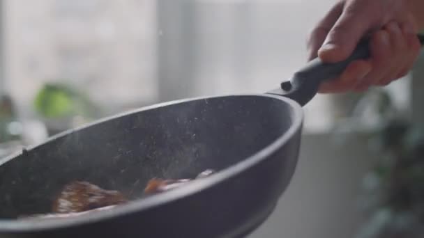 男厨师在厨房里煮鸡肉的时候 把鸡肉扔到油锅里的特写镜头 — 图库视频影像