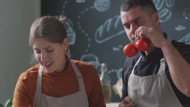 Erkek Kadın Blogcular Gülümseyip Malzemeleri Tarif Ederken Mutfakta Birlikte Yemek — Stok video