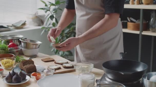 Chef Masculino Delantal Pie Cocina Mirando Cámara Hablando Mientras Cocina — Vídeo de stock