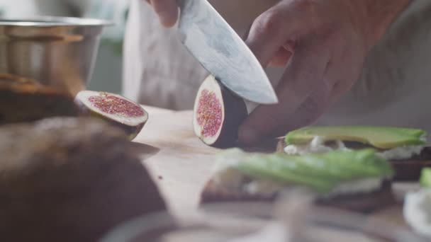Primer Plano Plano Las Manos Chef Masculino Profesional Rebanando Higo — Vídeos de Stock