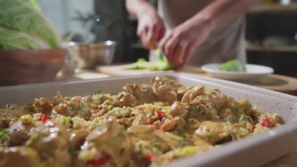 密切跟踪厨房桌上盘子里美味热饭的拍摄过程 人在注意力分散的背景下切菜 — 图库视频影像