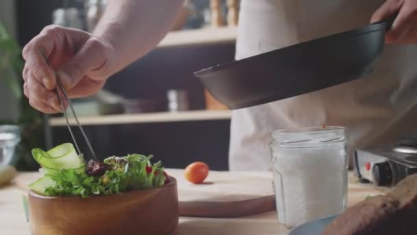 Vista Cerca Chef Masculino Irreconocible Usando Pinzas Cocina Mientras Pone — Vídeos de Stock