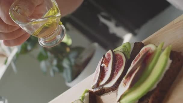 Hollanda Açılı Krem Peynir Incir Avokado Dilimleriyle Lezzetli Tostların Üzerine — Stok video
