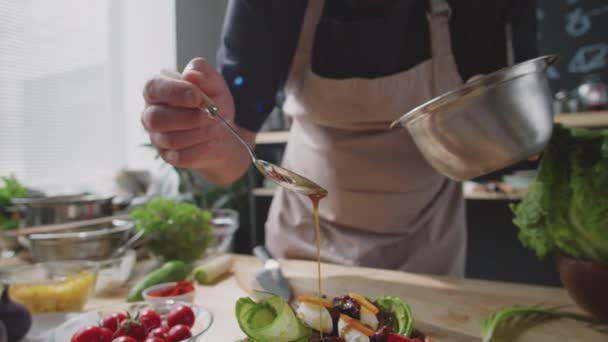 Primer Plano Inclinación Abajo Tiro Chef Masculino Delantal Verter Salsa — Vídeos de Stock
