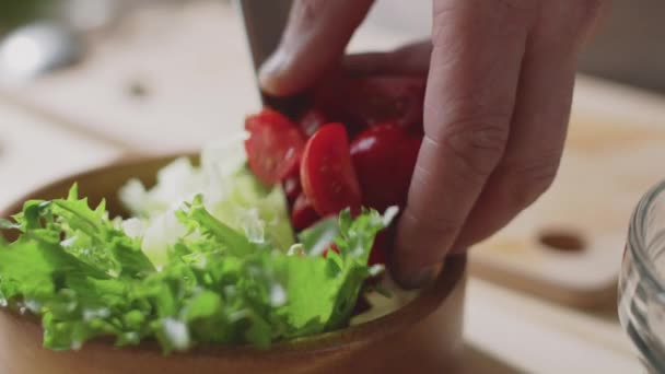 Close Tiro Mãos Masculinas Colocando Pedaços Tomate Cereja Tigela Com — Vídeo de Stock