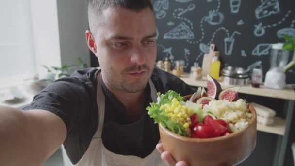 Erkek Yemek Blogcusu Elinde Kinoalı Sebzeli Incirli Salata Tutuyor Mutfakta — Stok video