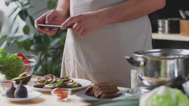 미디어 게시물에 콘텐츠를 준비하는 앞치마를 식탁에 미식가들의 사진을 식생활 블로거의 — 비디오