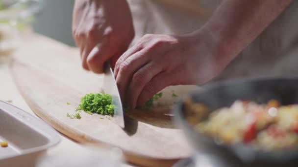 Close Zicht Handen Van Mens Snijden Verse Peterselie Houten Snijplank — Stockvideo