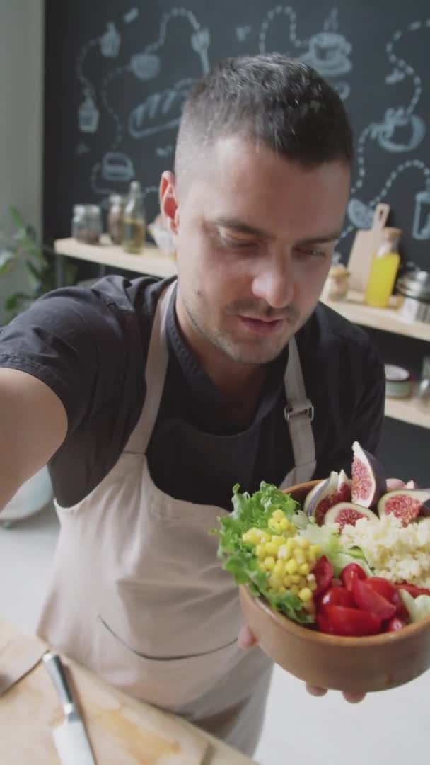 맛있는 샐러드가 그릇을 냄새를 카메라 앞에서 말하면서 스마트폰을 블로거의 — 비디오