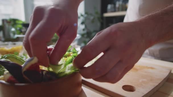 Primer Plano Plano Las Manos Chef Masculino Profesional Que Hace — Vídeos de Stock