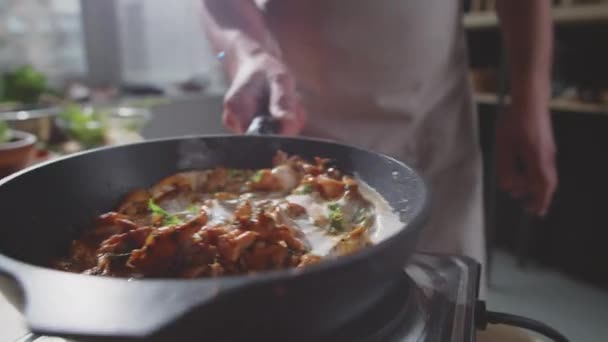 Primer Plano Cocinero Masculino Irreconocible Cocinando Estofado Pollo Cremoso Sartén — Vídeos de Stock