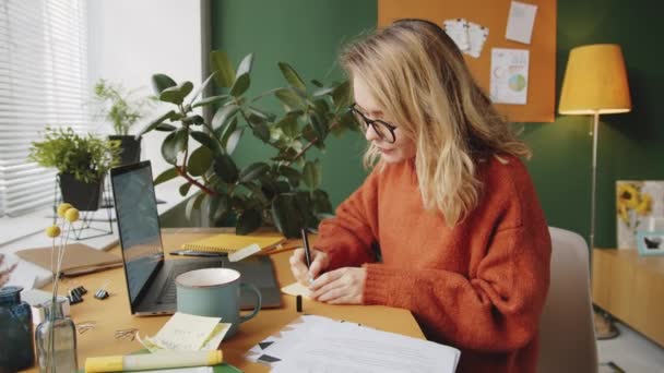 Młoda Piękna Bizneswoman Robi Notatki Używa Laptopa Pije Kawę Sprawdza — Wideo stockowe