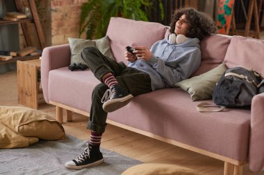 Çocuk evde oyun oynuyor.