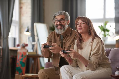 Olgun çift oyun oynuyor