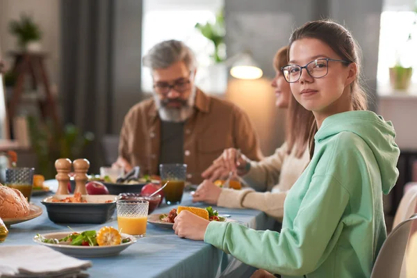 Chica cenando con la familia — Foto de Stock