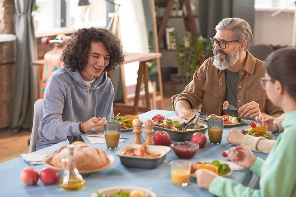 Familia sentada en la mesa de comedor — Foto de Stock