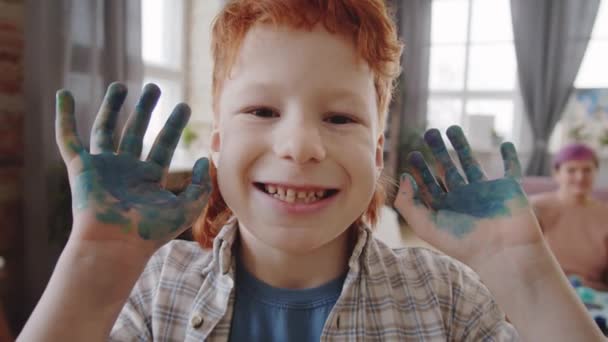 Portret Van Een Vrolijk Jongetje Met Handpalmen Met Verf Erop — Stockvideo