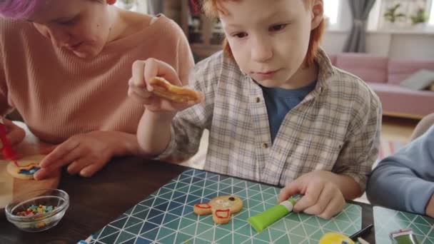 Vergrößern Aufnahme Eines Kleinen Jungen Der Dekorierte Plätzchen Auf Kühlregal — Stockvideo