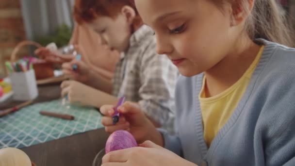 Nahaufnahme Einer Selektiven Aufnahme Des Schönen Kleinen Mädchens Das Mit — Stockvideo