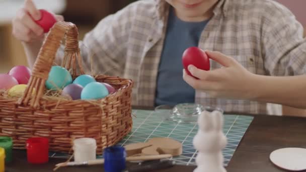 Porträtaufnahme Eines Kleinen Rothaarigen Jungen Der Bunte Ostereier Vor Augen — Stockvideo